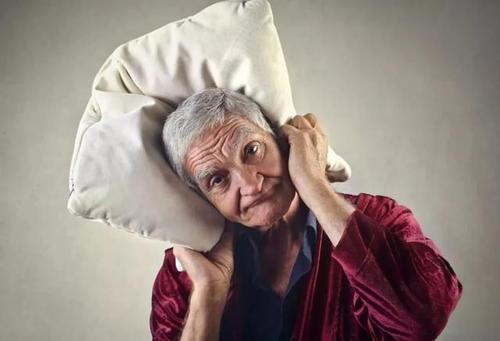 侧卧睡姿的人不容易患老年痴呆病
